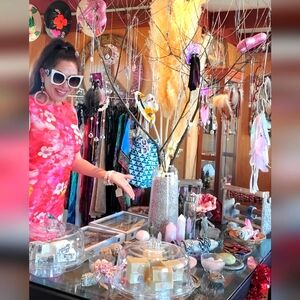 Hi Im A Crystal Gift Shop And Closet! Thank You For Looking!